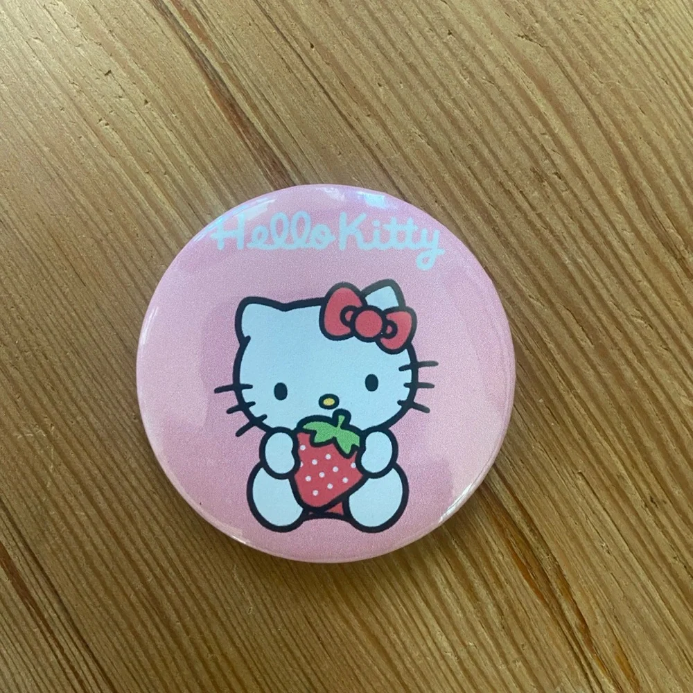 Hello Kitty Button - Picture 1 of 1
